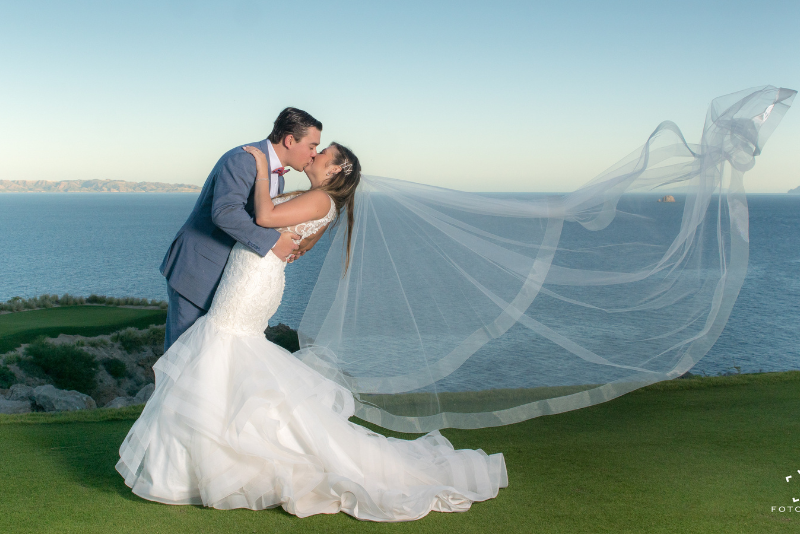 wedding photos at tpc danzante bay hole 17